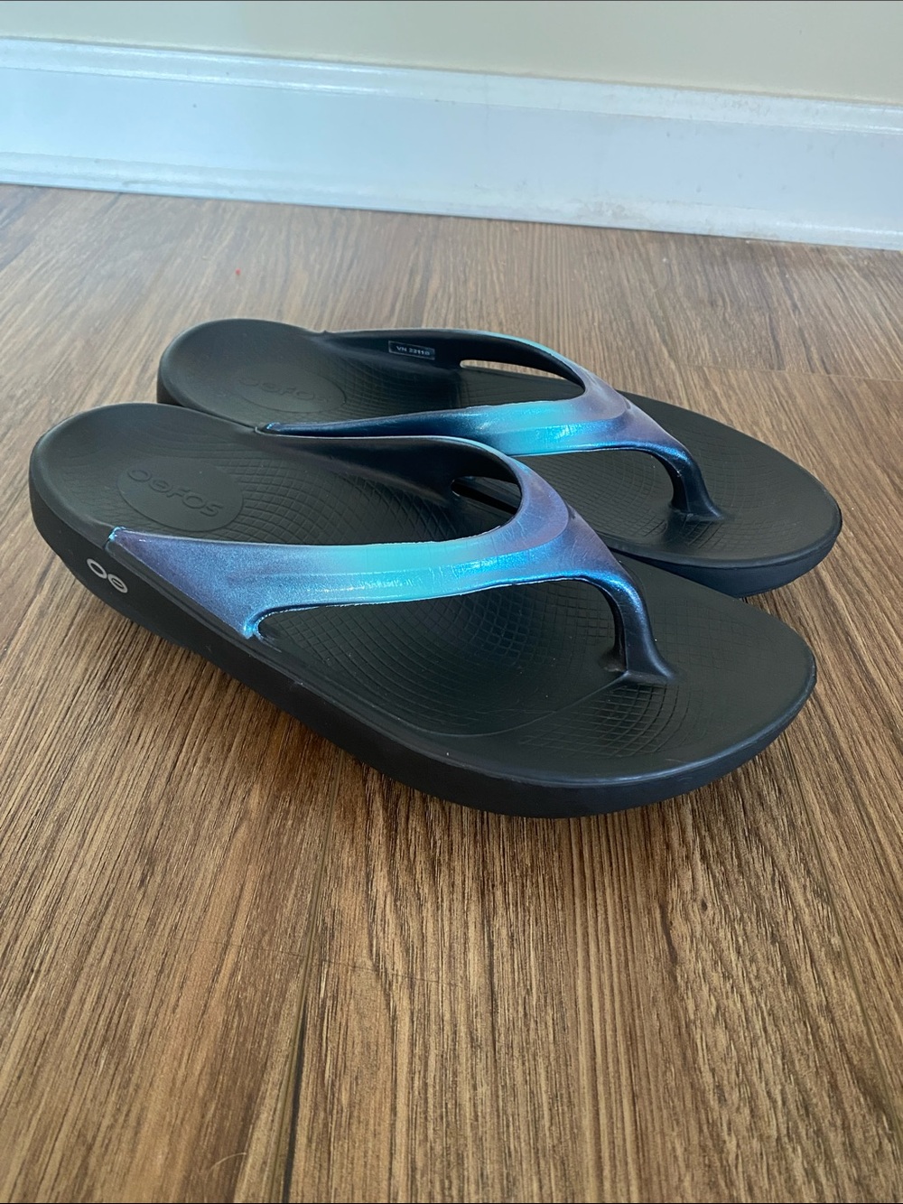 Oofos Oolala Luxe Sandals Womens 9 Atlantis Blue Shimmer Iridescent Flip Flops
